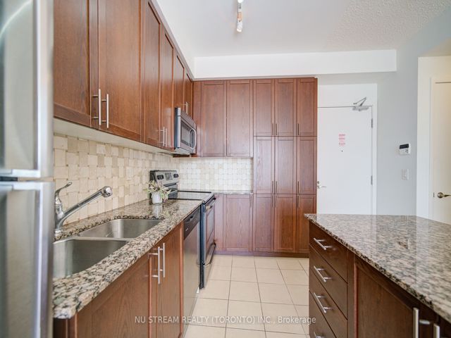 812 - 800 Lawrence Ave W