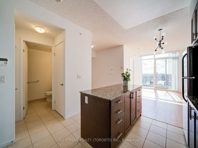 812 - 800 Lawrence Ave W
