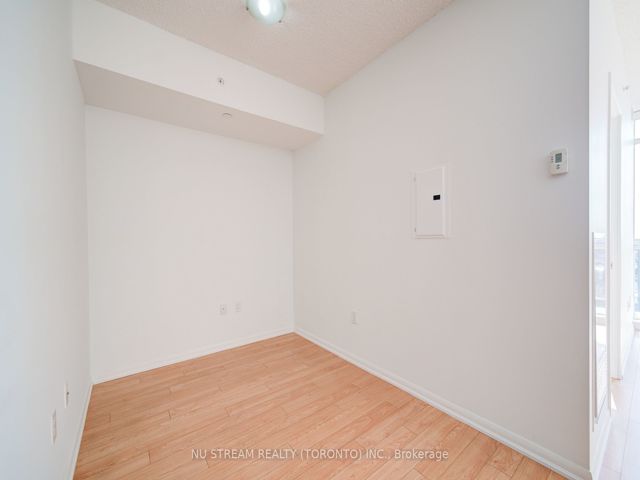 812 - 800 Lawrence Ave W