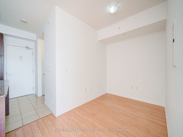 812 - 800 Lawrence Ave W