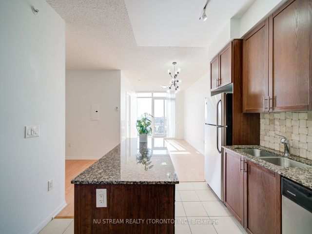 812 - 800 Lawrence Ave W