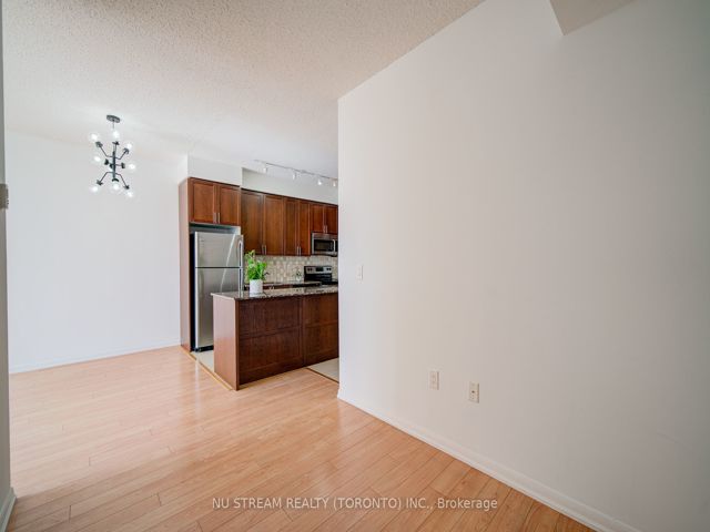 812 - 800 Lawrence Ave W