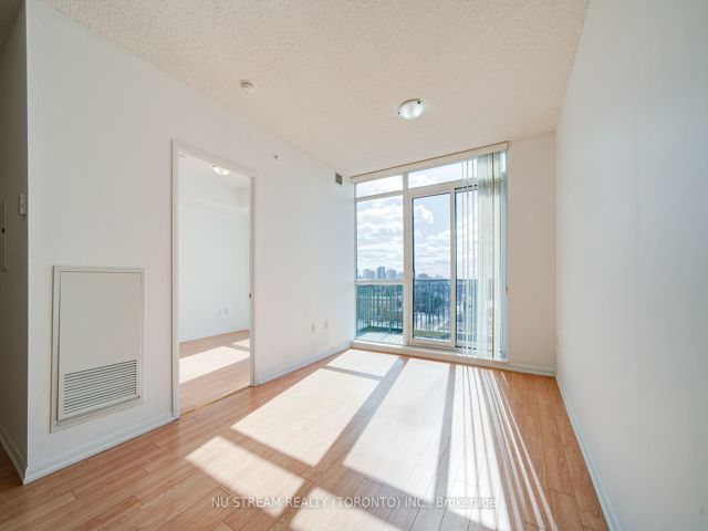 812 - 800 Lawrence Ave W