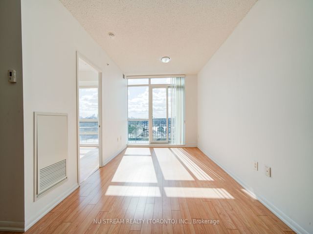 812 - 800 Lawrence Ave W