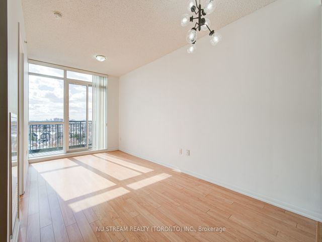 812 - 800 Lawrence Ave W