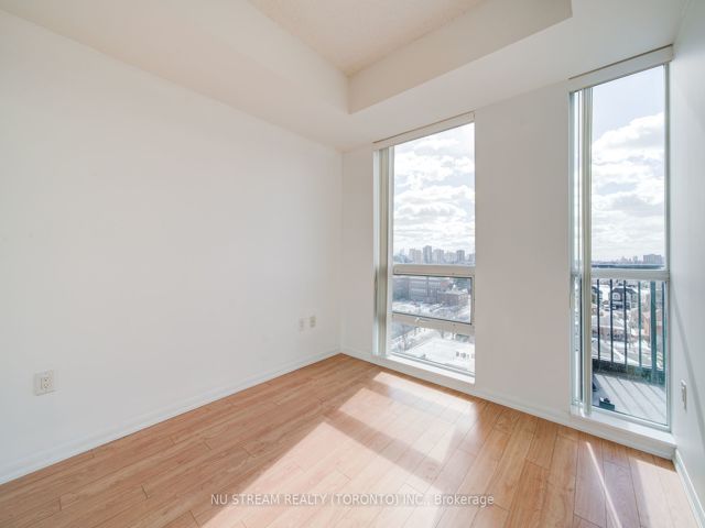 812 - 800 Lawrence Ave W