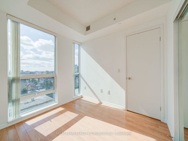 812 - 800 Lawrence Ave W