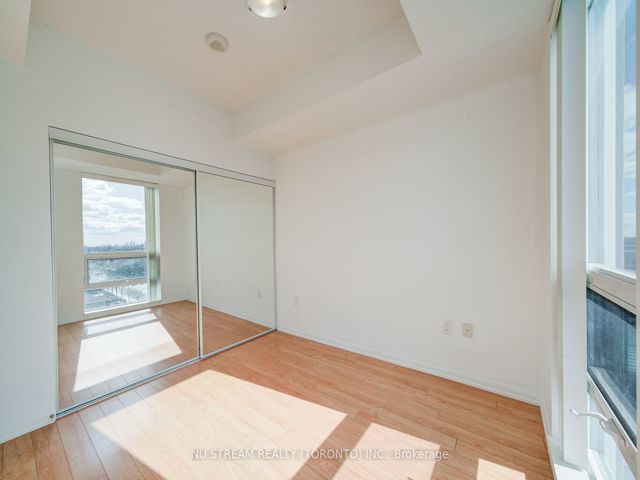812 - 800 Lawrence Ave W