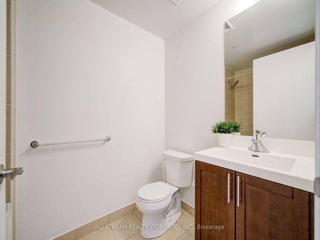 812 - 800 Lawrence Ave W