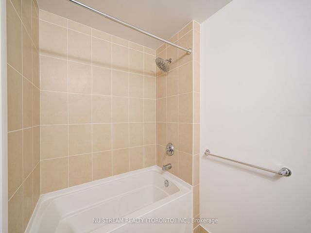 812 - 800 Lawrence Ave W