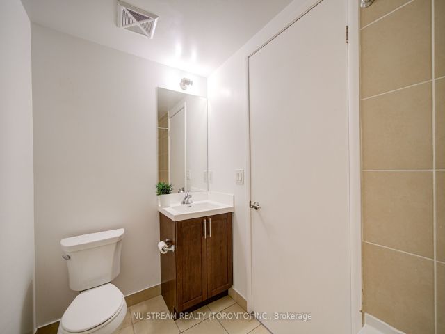 812 - 800 Lawrence Ave W