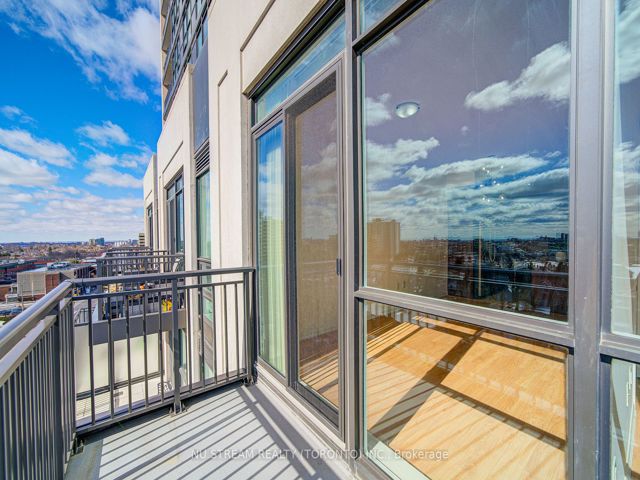 812 - 800 Lawrence Ave W