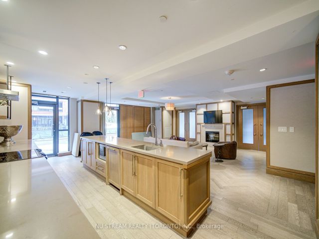 812 - 800 Lawrence Ave W