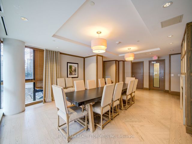 812 - 800 Lawrence Ave W