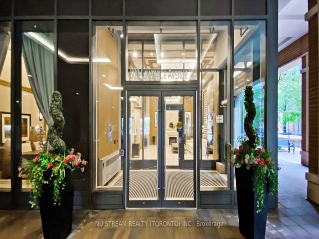 812 - 800 Lawrence Ave W