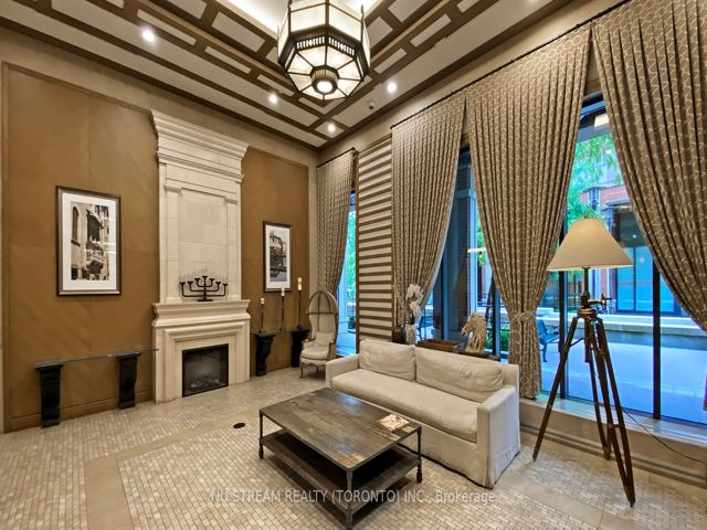 812 - 800 Lawrence Ave W