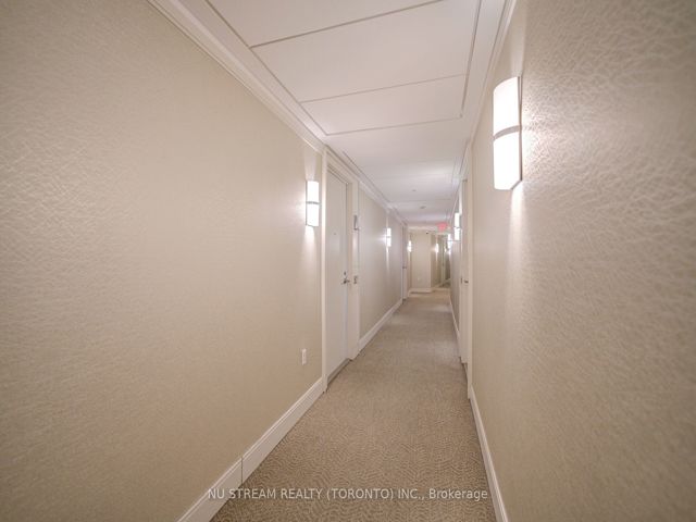 812 - 800 Lawrence Ave W
