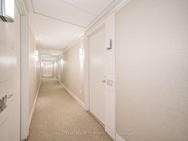 812 - 800 Lawrence Ave W
