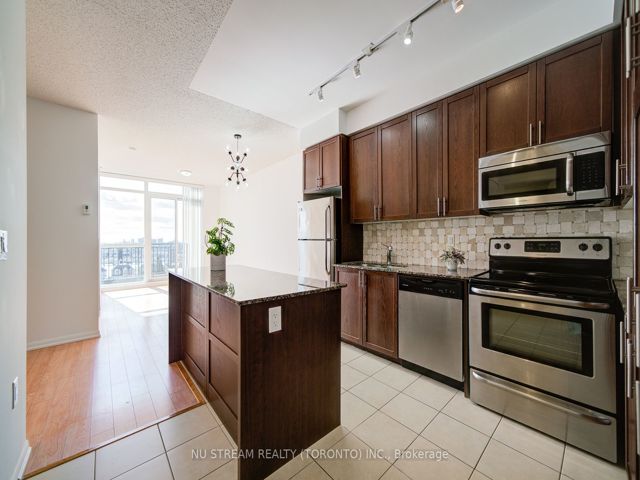 812 - 800 Lawrence Ave W