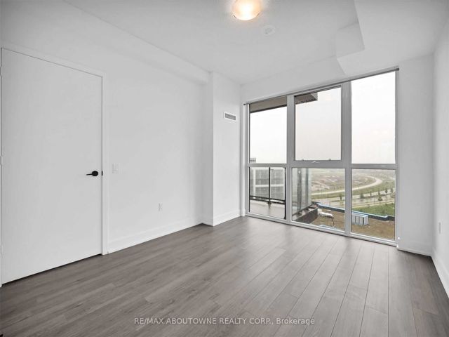 914 - 50 George Butchart Dr