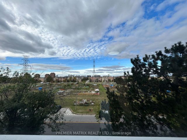 404 - 25 Four Winds Dr