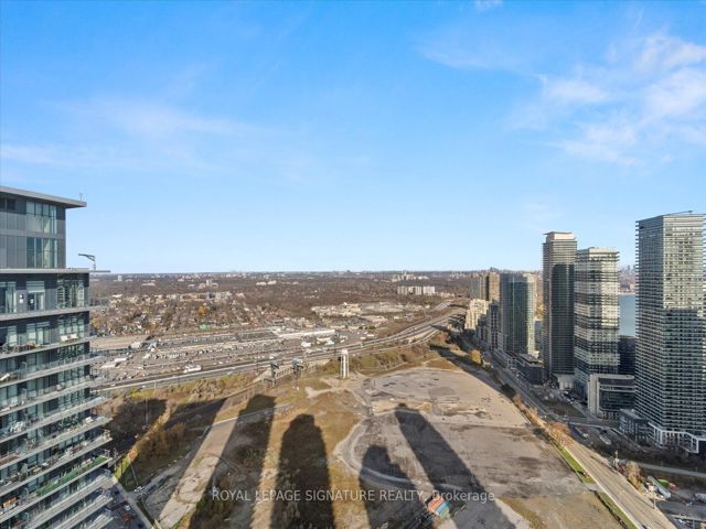 PH05 - 2220 Lake Shore Blvd W
