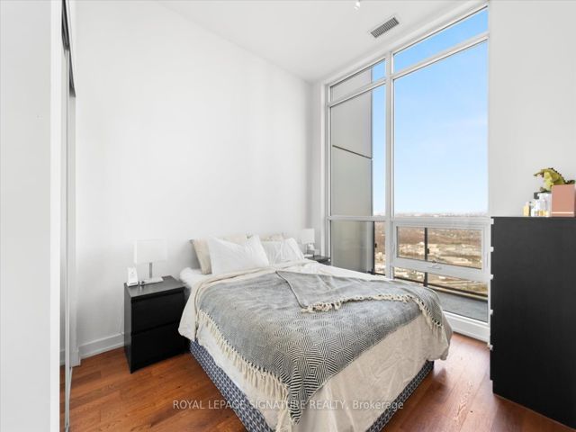 PH05 - 2220 Lake Shore Blvd W