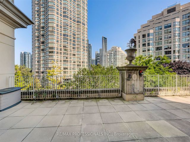 205 - 2287 Lake Shore Blvd W
