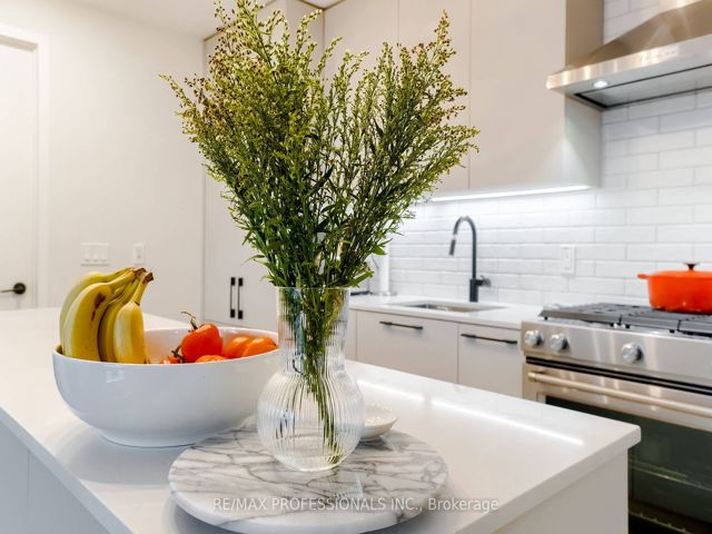 508 - 2118 Bloor St W