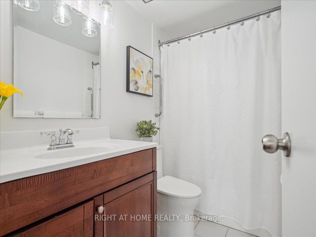 115 - 15 La Rose Ave