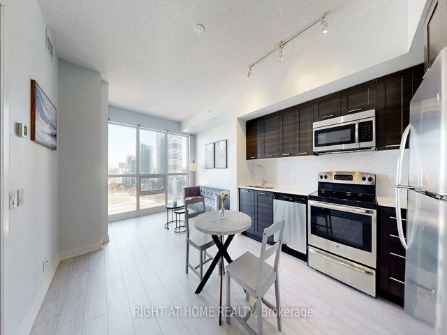 2005 - 2220 Lake Shore Blvd W