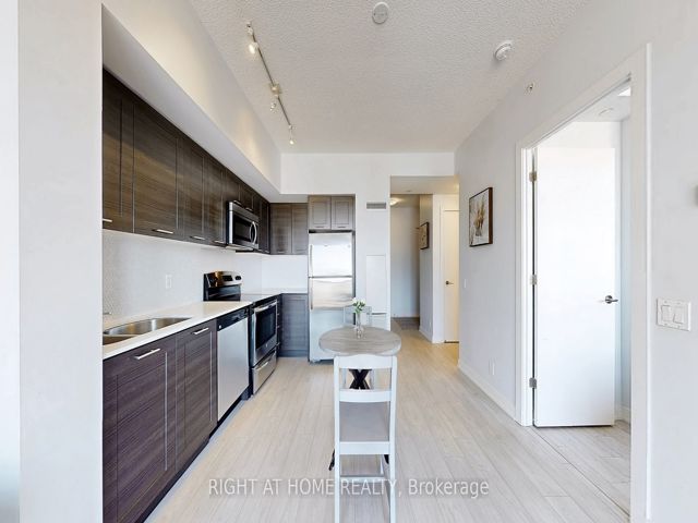 2005 - 2220 Lake Shore Blvd W