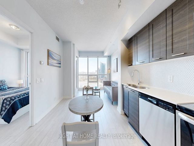2005 - 2220 Lake Shore Blvd W