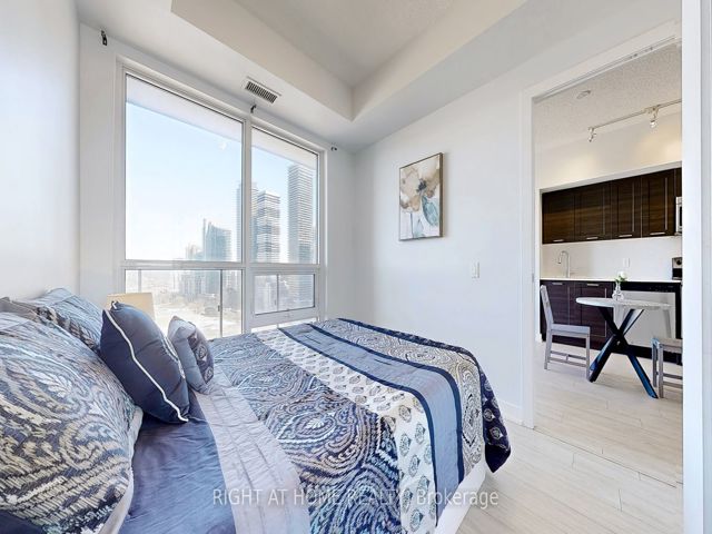 2005 - 2220 Lake Shore Blvd W