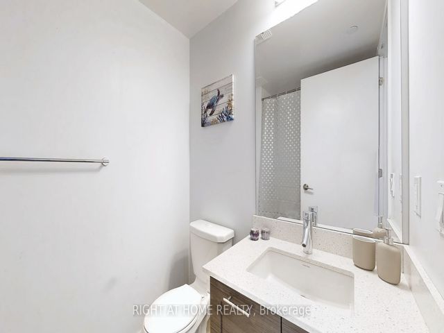 2005 - 2220 Lake Shore Blvd W