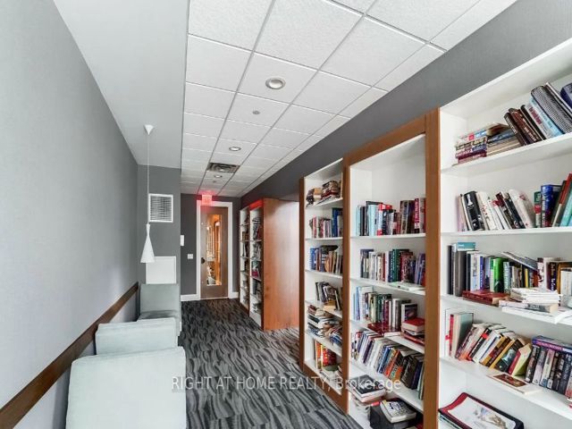 2005 - 2220 Lake Shore Blvd W
