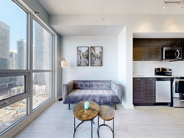 2005 - 2220 Lake Shore Blvd W