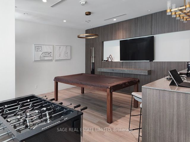 422 - 1787 St Clair Ave W