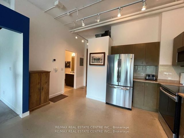 202 - 2 Fieldway Rd