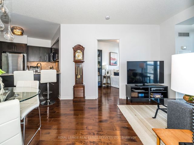 1807 - 15 Legion Rd