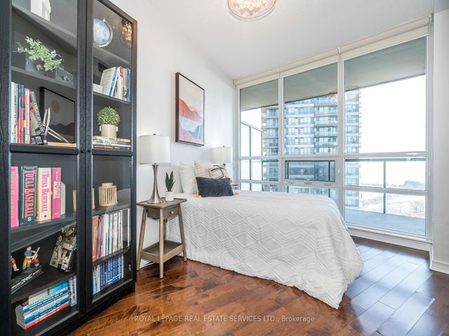 1807 - 15 Legion Rd
