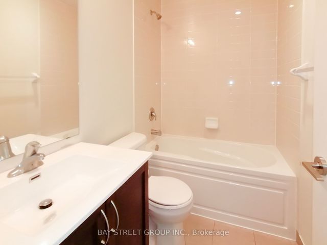 407 - 39 Annie Craig Dr