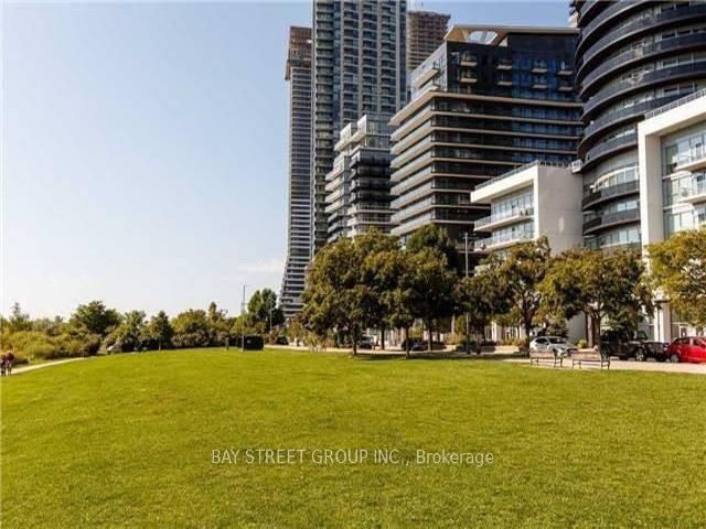 407 - 39 Annie Craig Dr