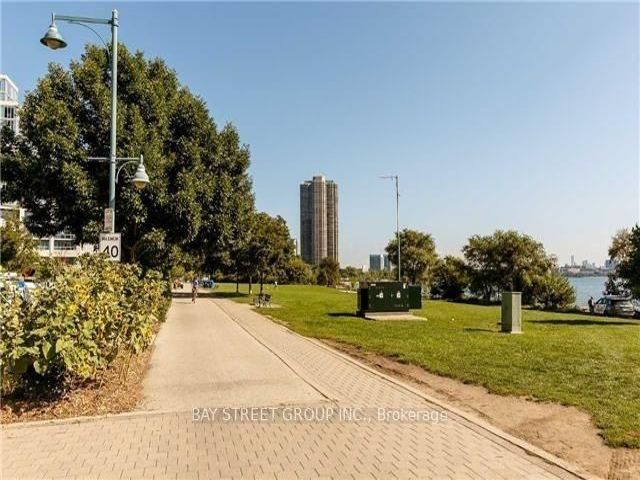407 - 39 Annie Craig Dr