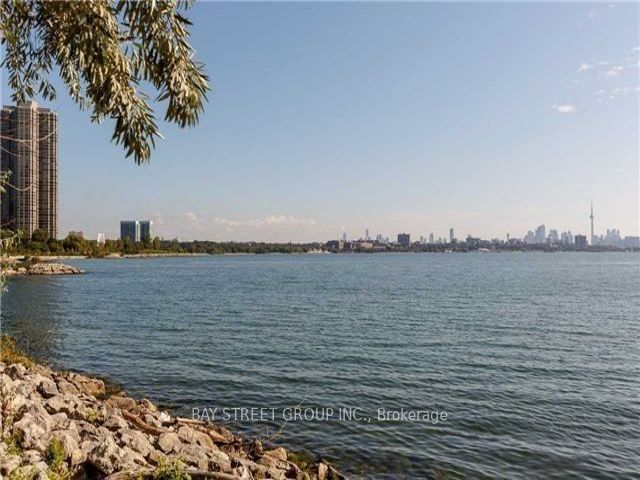 407 - 39 Annie Craig Dr