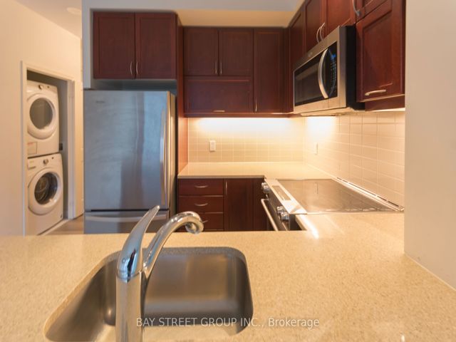 407 - 39 Annie Craig Dr