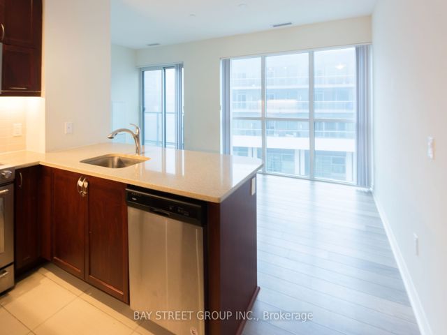 407 - 39 Annie Craig Dr