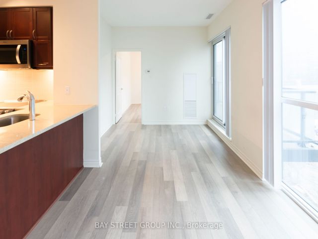 407 - 39 Annie Craig Dr