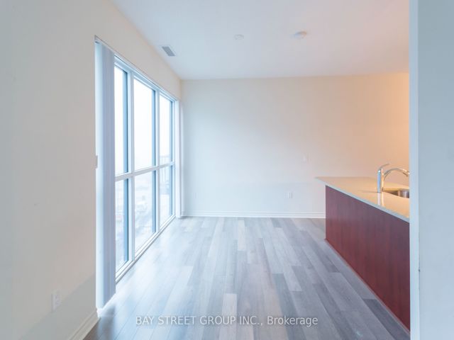 407 - 39 Annie Craig Dr