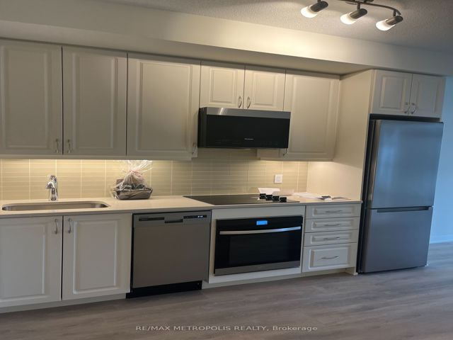1007 - 38 Annie Craig Dr